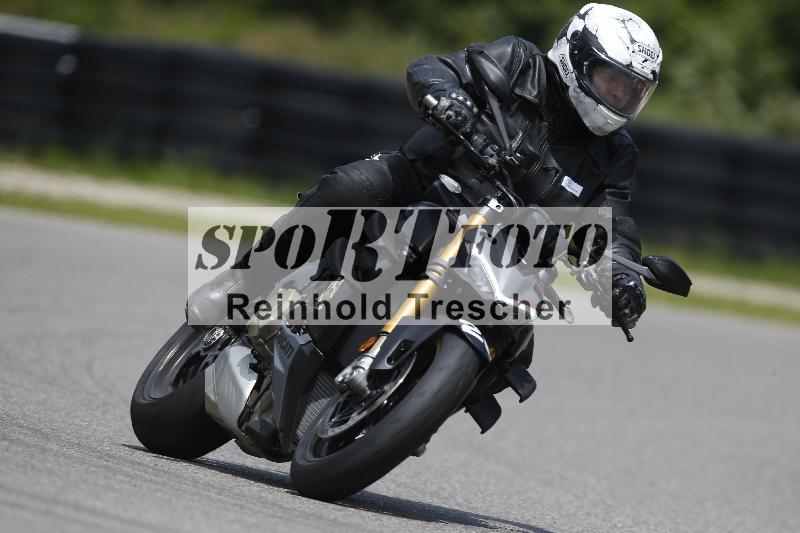 /Archiv-2024/29 12.06.2024 MOTO.CH Track Day ADR/Gruppe blau/26